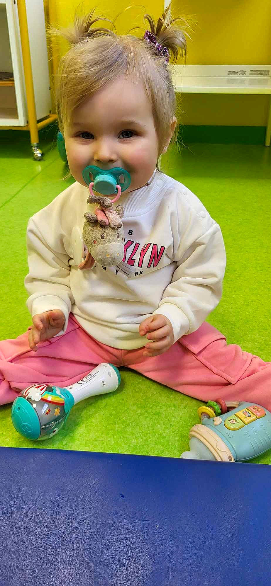 Lynna a rejoint le concours — aidez-le/la à gagner de superbes lots ! baby, baby_playing_with_toys, baby_toddler_clothing, cheek, child, face, flooring, fun, grass, happy, head, knee, nose, person, sitting, skin, sleeve, smile, toddler, tummy_time