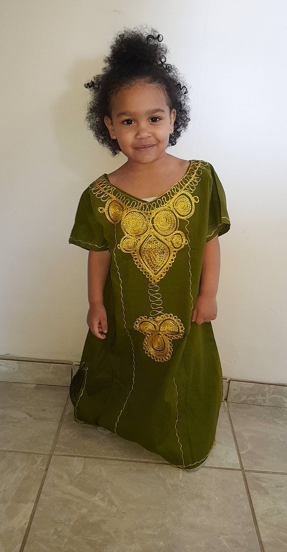 Anayah participe au concours pour gagner de l'argent avec cette photo : clothing, dress, joy, pattern, person, sleeve