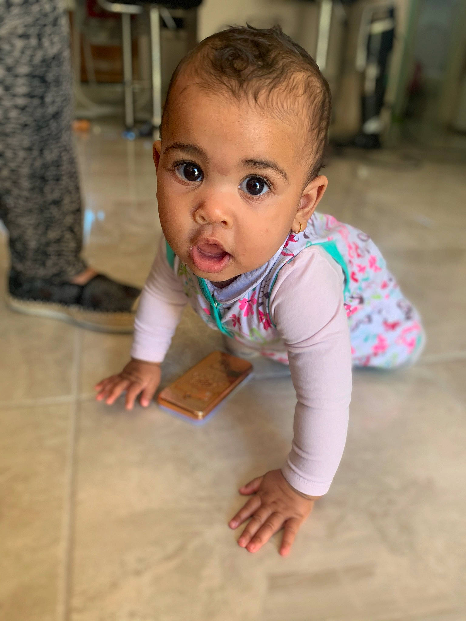 Laina a rejoint le concours — aidez-le/la à gagner de superbes lots ! baby, beauty, cheek, child, crawling, eye, face, floor, flooring, fun, head, lip, nose, person, pink, play, sitting, skin, smile, surprise