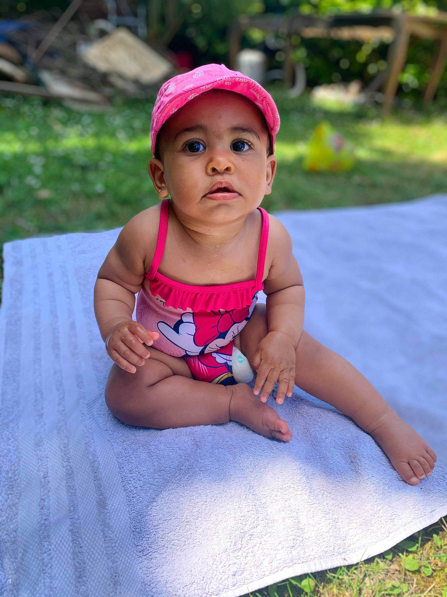 Laina a rejoint le concours — aidez-le/la à gagner de superbes lots ! baby, baby_toddler_clothing, child, child_model, grass, headgear, headwear, leisure, person, pink, play, sitting, skin, smile, summer, toddler, vacation