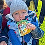 Lyzio a rejoint le concours — aidez-le/la à gagner de superbes lots ! toddler, child, stroller, winter_clothing, hat, pom_pom, fruit_puree, outdoor, sunlight, grass, jacket, blue, baby_food, cute, young_child, seat_belt, hand, face, portrait, daytime