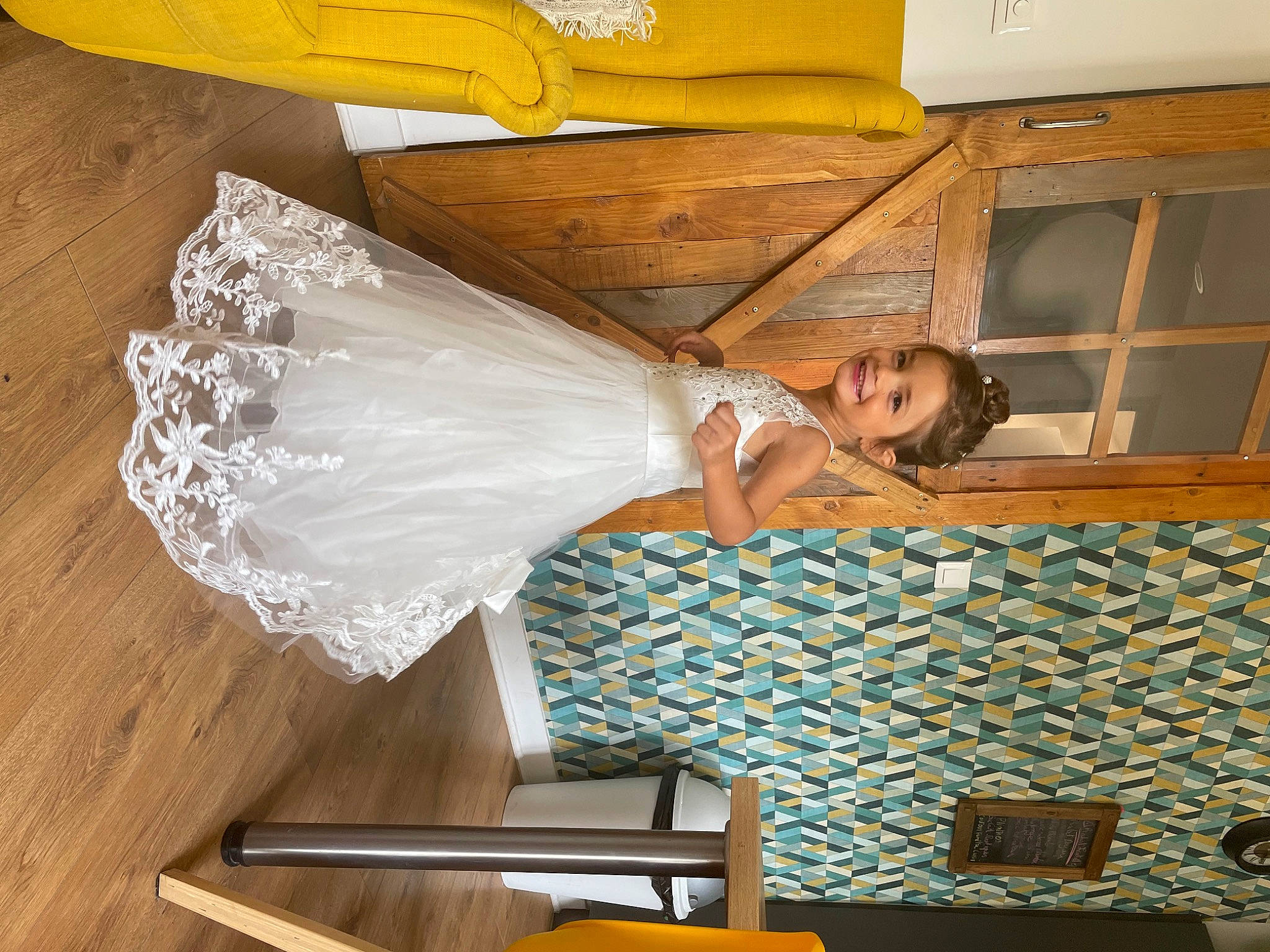 Suzanne a rejoint le concours — aidez-le/la à gagner de superbes lots ! bridal_accessory, bridal_clothing, bride, ceiling, ceremony, chair, event, fashion_accessory, fashion_design, flooring, formal_wear, fun, happy, hardwood, joy, pattern, person, room, wedding_dress, window