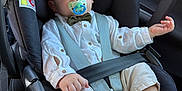 Tiano a rejoint le concours — aidez-le/la à gagner de superbes lots ! baby, child, car_seat, pacifier, bow_tie, white_shirt, beige_pants, white_socks, safety_belt, car_interior, seatbelt, infant, cute, portrait, strapped_in, car_travel, young_child, face, looking_at_camera, comfort