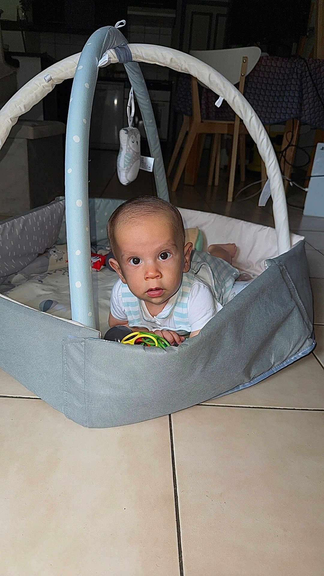 Tiano a rejoint le concours — aidez-le/la à gagner de superbes lots ! baby, infant, playpen, toy, floor, tiled_floor, indoor, child, person, curious, wide_eyes, head, face, clothing, furniture, home, crawling, soft_play_area, baby_toy, looking