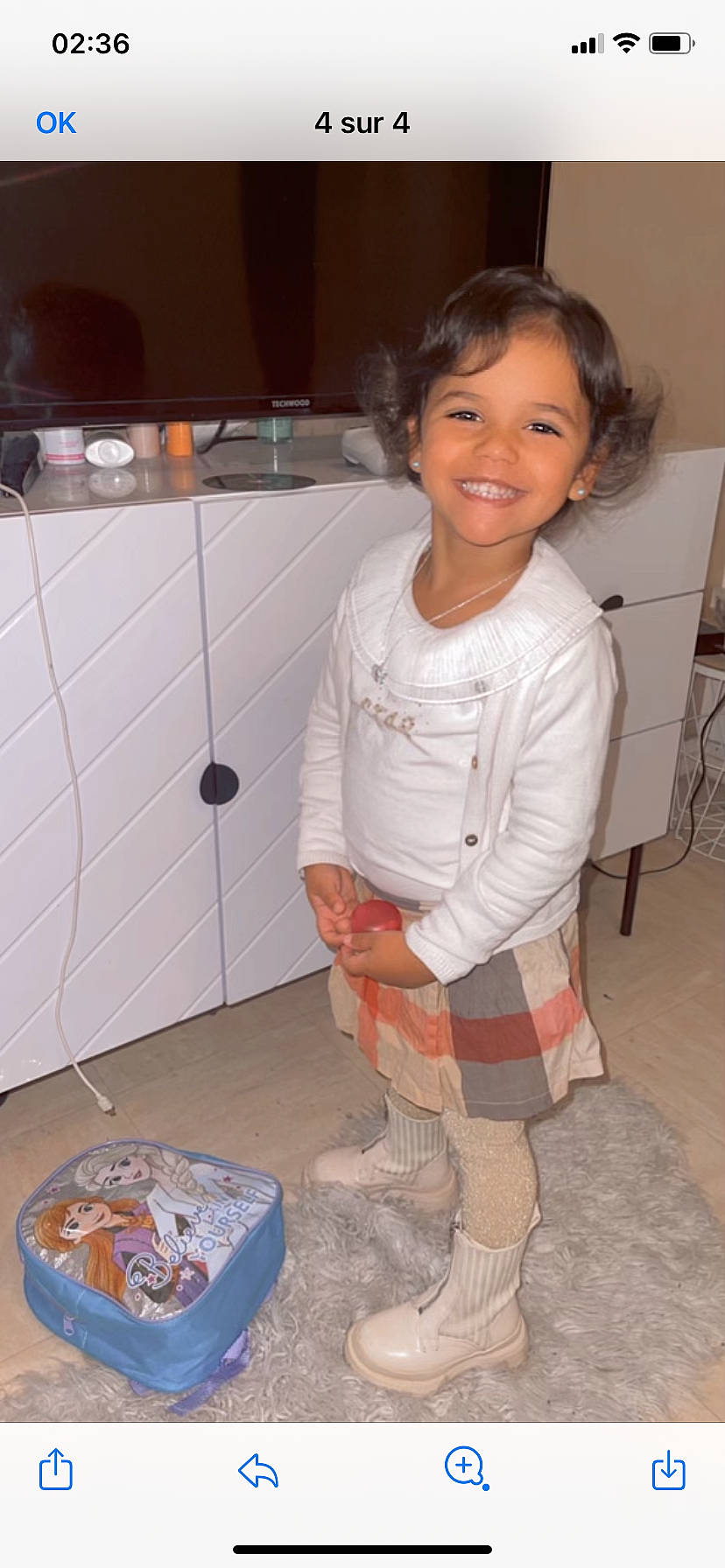 Siana a rejoint le concours — aidez-le/la à gagner de superbes lots ! baby_toddler_clothing, chair, child, floor, flooring, fun, happy, head, human_leg, joy, knee, leg, outerwear, person, room, sleeve, smile, sock, standing, t_shirt