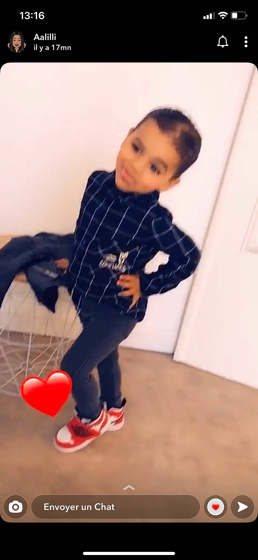 Siana participe au concours pour gagner de l'argent avec cette photo : baby, baby_toddler_clothing, balloon, electric_blue, face, finger, floor, flooring, fun, happy, head, human_body, knee, leg, pattern, person, shoe, sleeve, sportswear, t_shirt