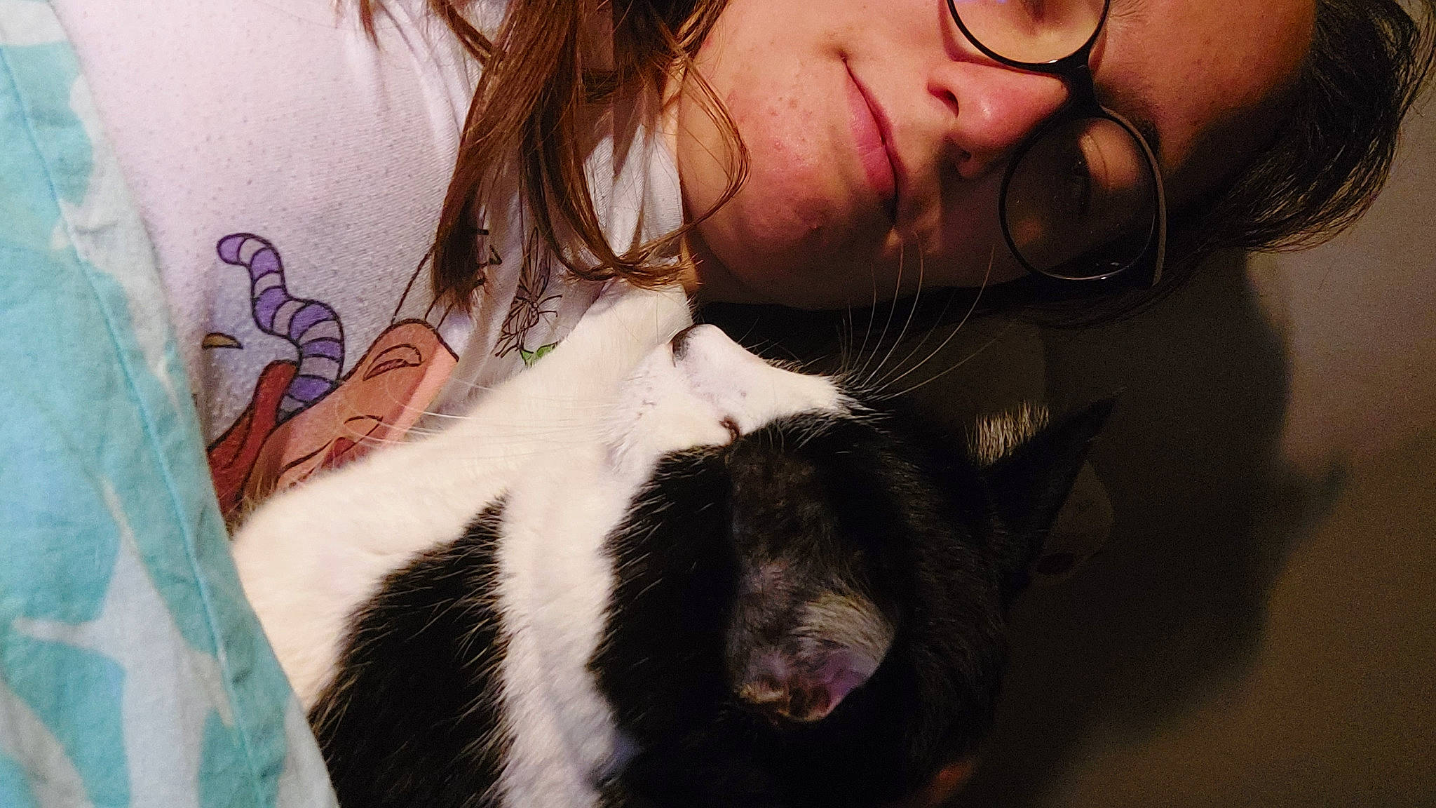 Juno participe au concours pour gagner de l'argent avec cette photo : beard, black_hair, carnivore, cat, companion_dog, cool, eye, eyelash, eyewear, felidae, gesture, hairstyle, happy, iris, jaw, neck, nose, skin, tree, vision_care