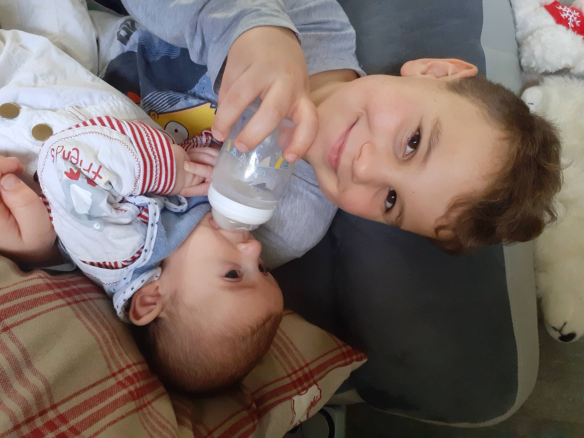 Nathael a rejoint le concours — aidez-le/la à gagner de superbes lots ! baby, baby_products, baby_toddler_clothing, cheek, child, comfort, drinkware, finger, fun, happy, joy, mouth, nail, nose, pattern, person, plaid, plastic_bottle, skin, smile