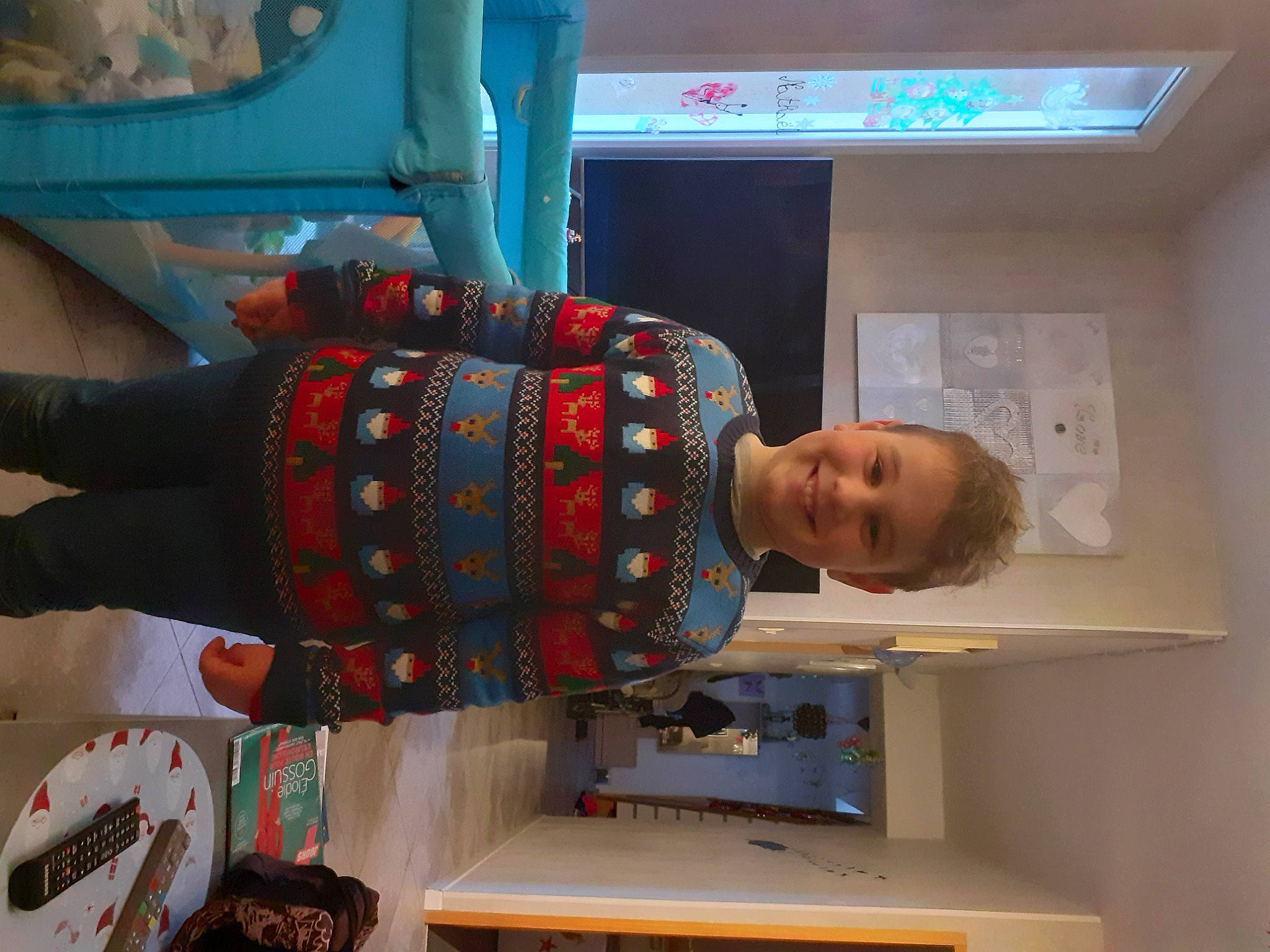 Nathael participe au concours pour gagner de l'argent avec cette photo : child, elbow, fun, hat, joy, machine, pattern, person, room, service, smile, toddler