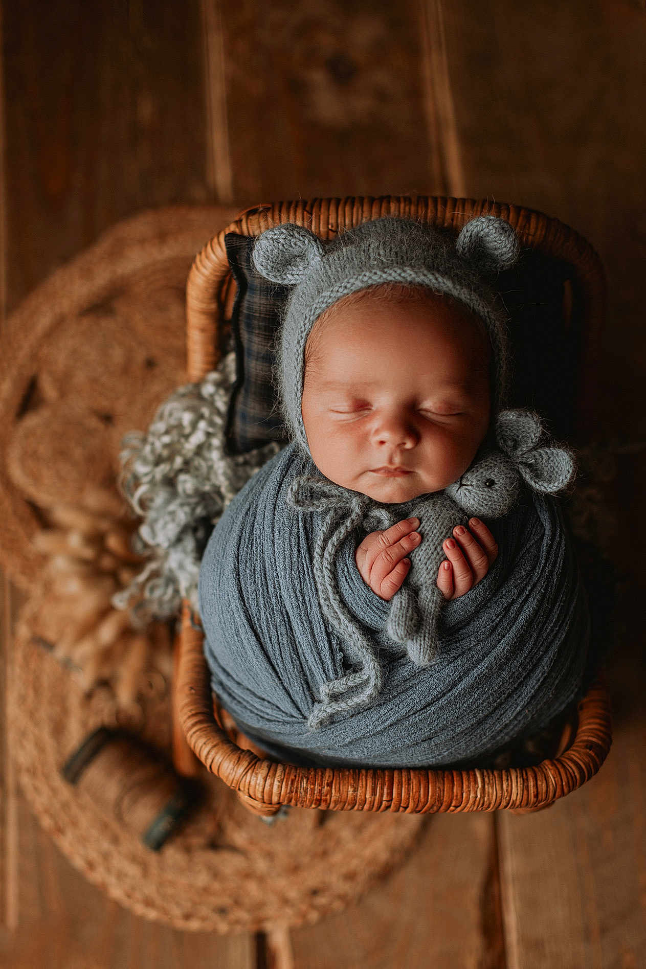 Maylo a rejoint le concours — aidez-le/la à gagner de superbes lots ! baby, newborn, sleeping, wrapped, knit_hat, plush_toy, mouse, basket, wicker, wooden_floor, cozy, soft_texture, cute, infant, child, peaceful, portrait, indoors, warm_lighting, hands
