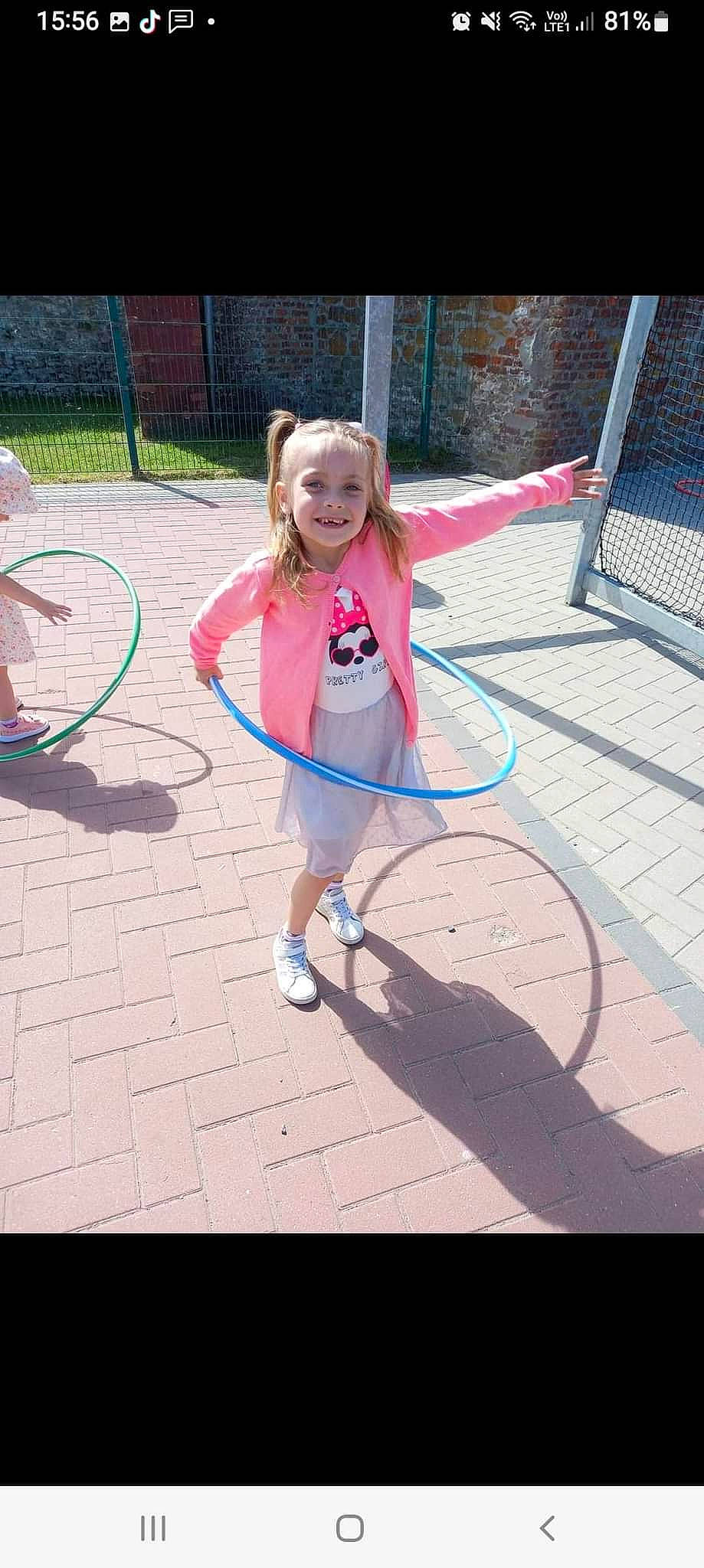 Mya participe au concours pour gagner de l'argent avec cette photo : child, city, entertainment, event, fun, grass, hoop_rhythmic_gymnastics, hula_hoop, joy, leisure, person, playground, playing_sports, public_space, recreation, shorts, smile, sneakers, sports_toy, swing
