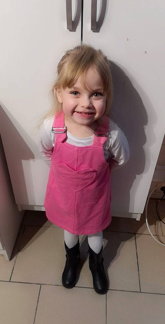 Mya a rejoint le concours — aidez-le/la à gagner de superbes lots ! arm, blond, cheek, child, clothing, dress, face, facial_expression, footwear, hair, head, joint, joy, leg, lip, person, pink, purple, skin, smile