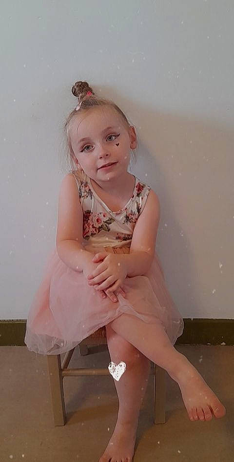 Louise participe au concours pour gagner de l'argent avec cette photo : baby_toddler_clothing, blond, day_dress, dress, embellishment, face, foot, human_body, human_leg, iris, jewellery, knee, leg, lip, one_piece_garment, person, pink, skin, sleeve, thigh