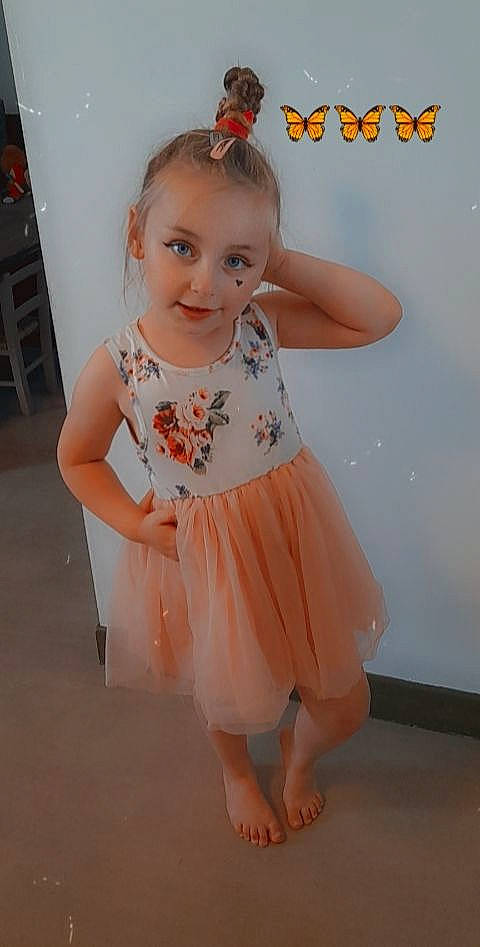Louise participe au concours pour gagner de l'argent avec cette photo : baby, baby_toddler_clothing, child, day_dress, dress, embellishment, face, fashion_accessory, happy, human_leg, jewellery, one_piece_garment, pattern, peach, person, pink, skin, sleeve, smile, toddler