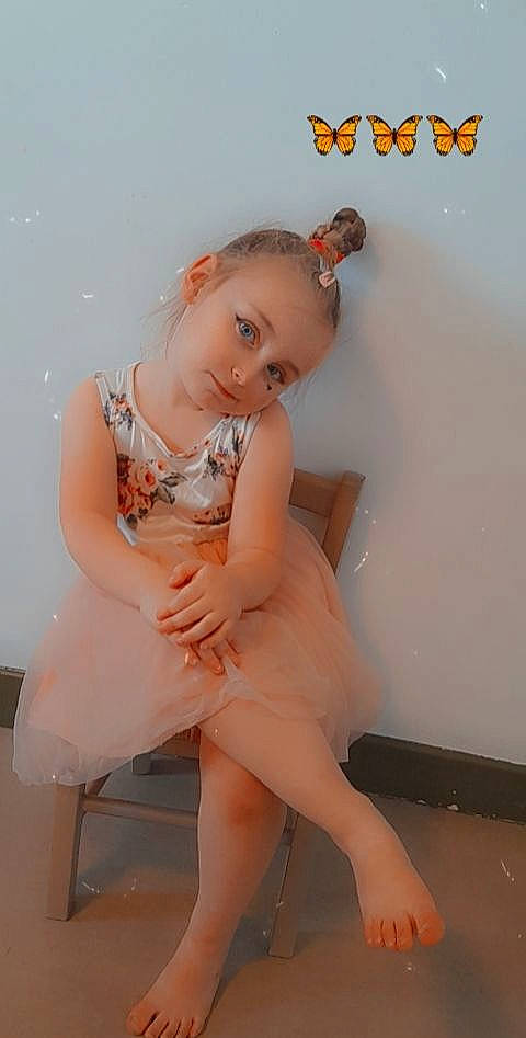 Louise participe au concours pour gagner de l'argent avec cette photo : arm, baby_toddler_clothing, barefoot, dress, finger, flash_photography, foot, hair, head, human_leg, joint, knee, lip, long_hair, neck, person, pink, shoulder, skin, thigh