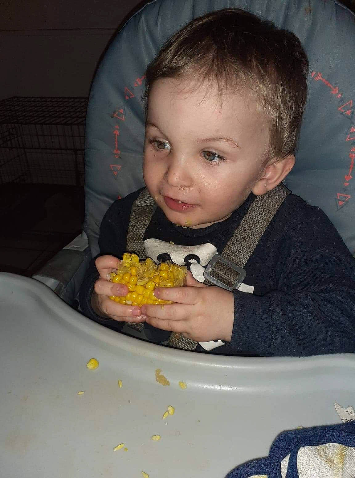 Louis participe au concours pour gagner de l'argent avec cette photo : arm, blue, cheek, clothing, cuisine, eye, face, finger, fun, hair, hairstyle, head, human, lip, people, person, product, room, sitting, sweetness