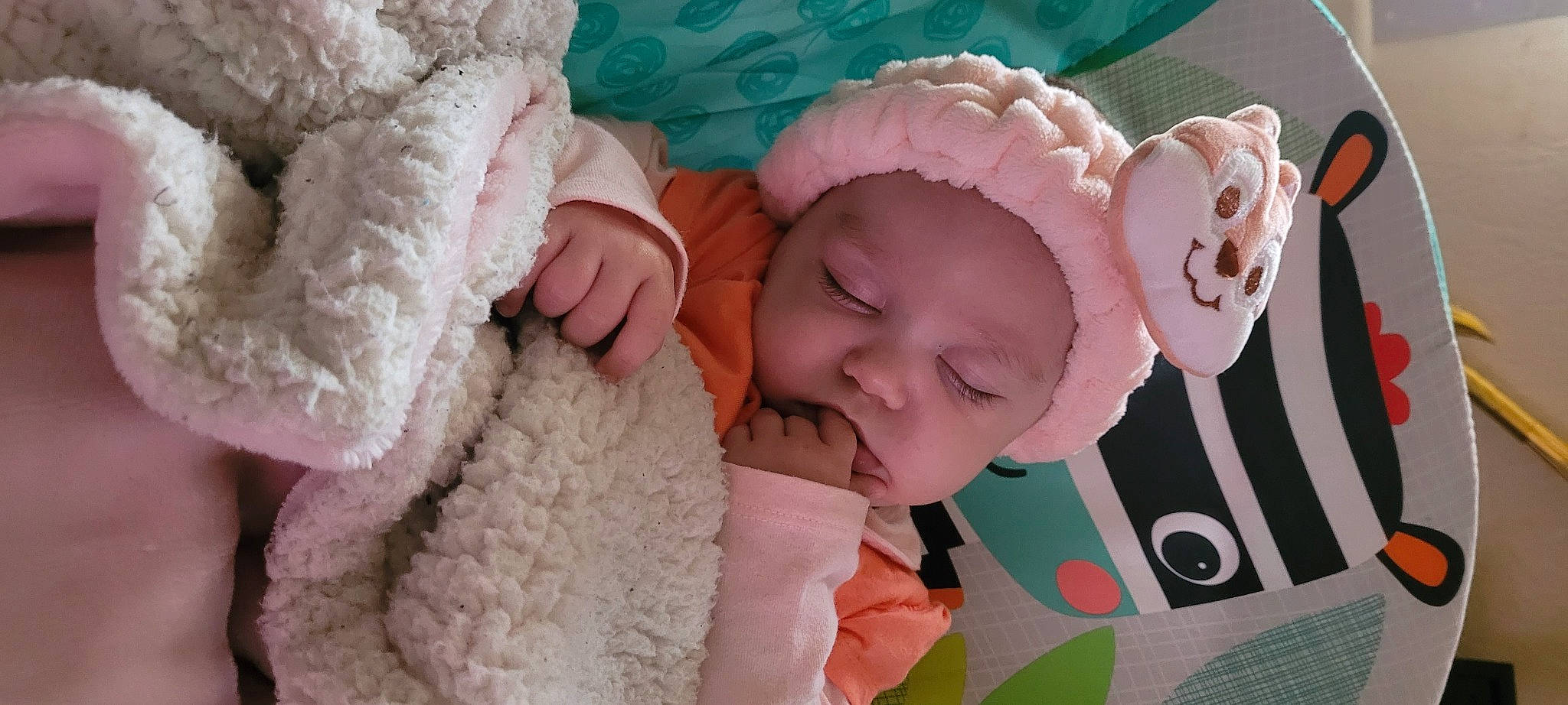 Johanna a rejoint le concours — aidez-le/la à gagner de superbes lots ! baby, baby_products, baby_safety, baby_sleeping, baby_toddler_clothing, cap, cheek, child, comfort, finger, happy, headgear, headwear, linens, pattern, person, pink, skin, smile, textile