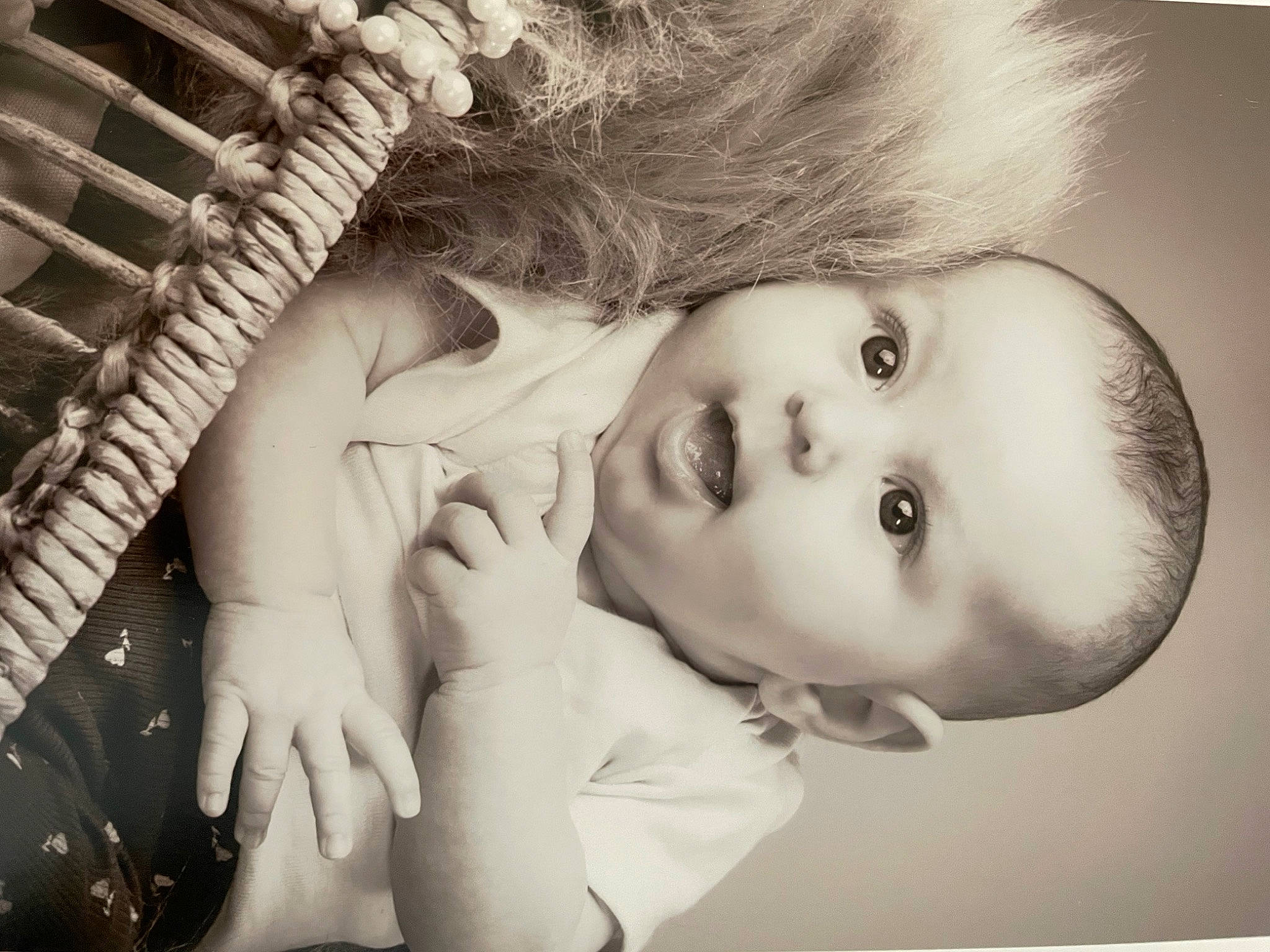 Valentina a rejoint le concours — aidez-le/la à gagner de superbes lots ! black_and_white, cheek, chin, ear, eyebrow, eyelash, flash_photography, gesture, hair, happy, human, human_body, iris, lip, mammal, mouth, nose, person, skin, style