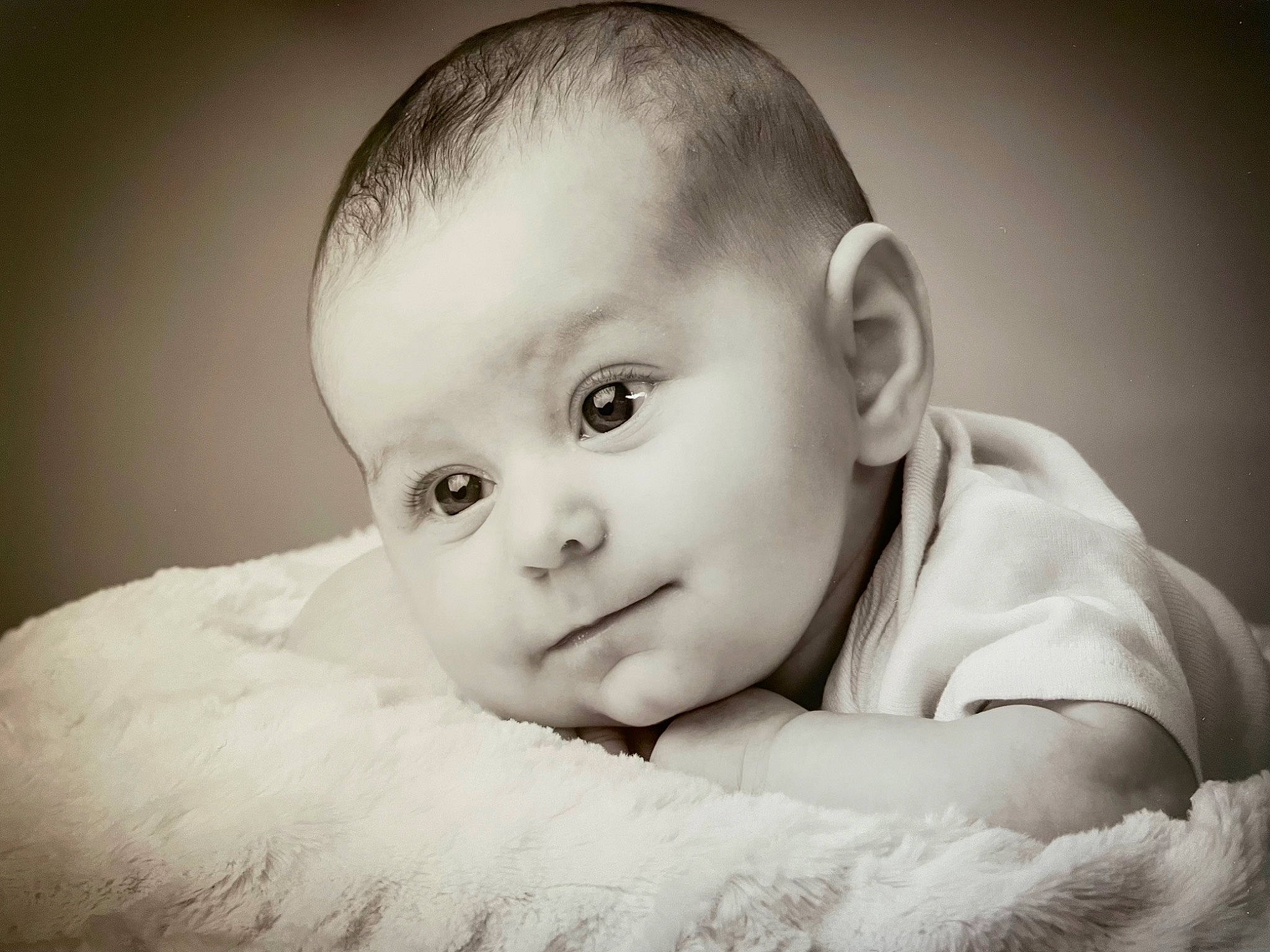 Valentina a rejoint le concours — aidez-le/la à gagner de superbes lots ! arm, baby, baby_toddler_clothing, cheek, child, close_up, comfort, eyebrow, flash_photography, gesture, grass, happy, iris, monochrome, monochrome_photography, nose, person, sitting, skin, smile