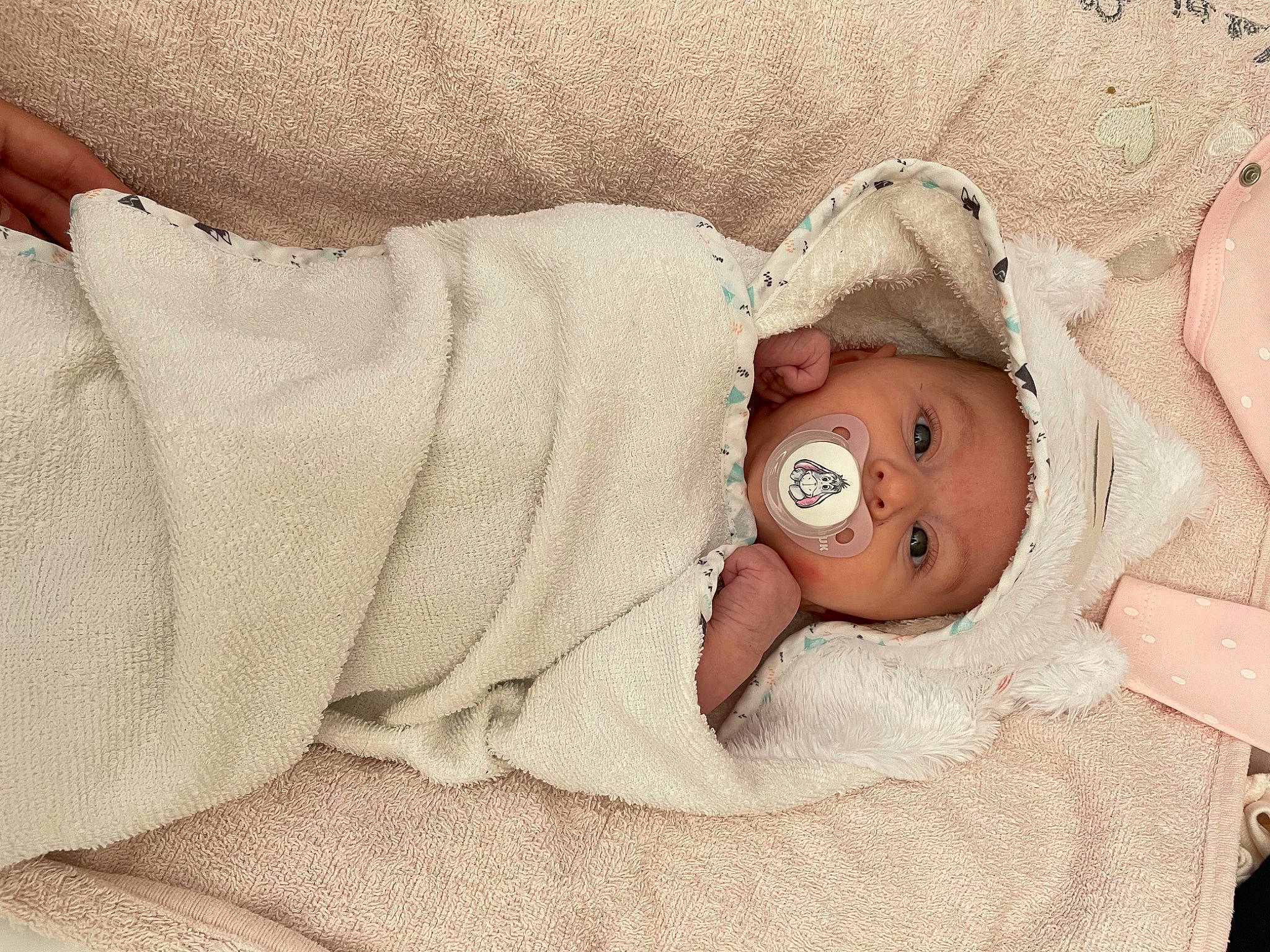Valentina participe au concours pour gagner de l'argent avec cette photo : baby, baby_products, baby_sleeping, baby_toddler_clothing, bed_sheet, bedding, bedtime, beige, cheek, child, comfort, eye, eyelash, hat, head, headgear, headwear, linens, person, skin