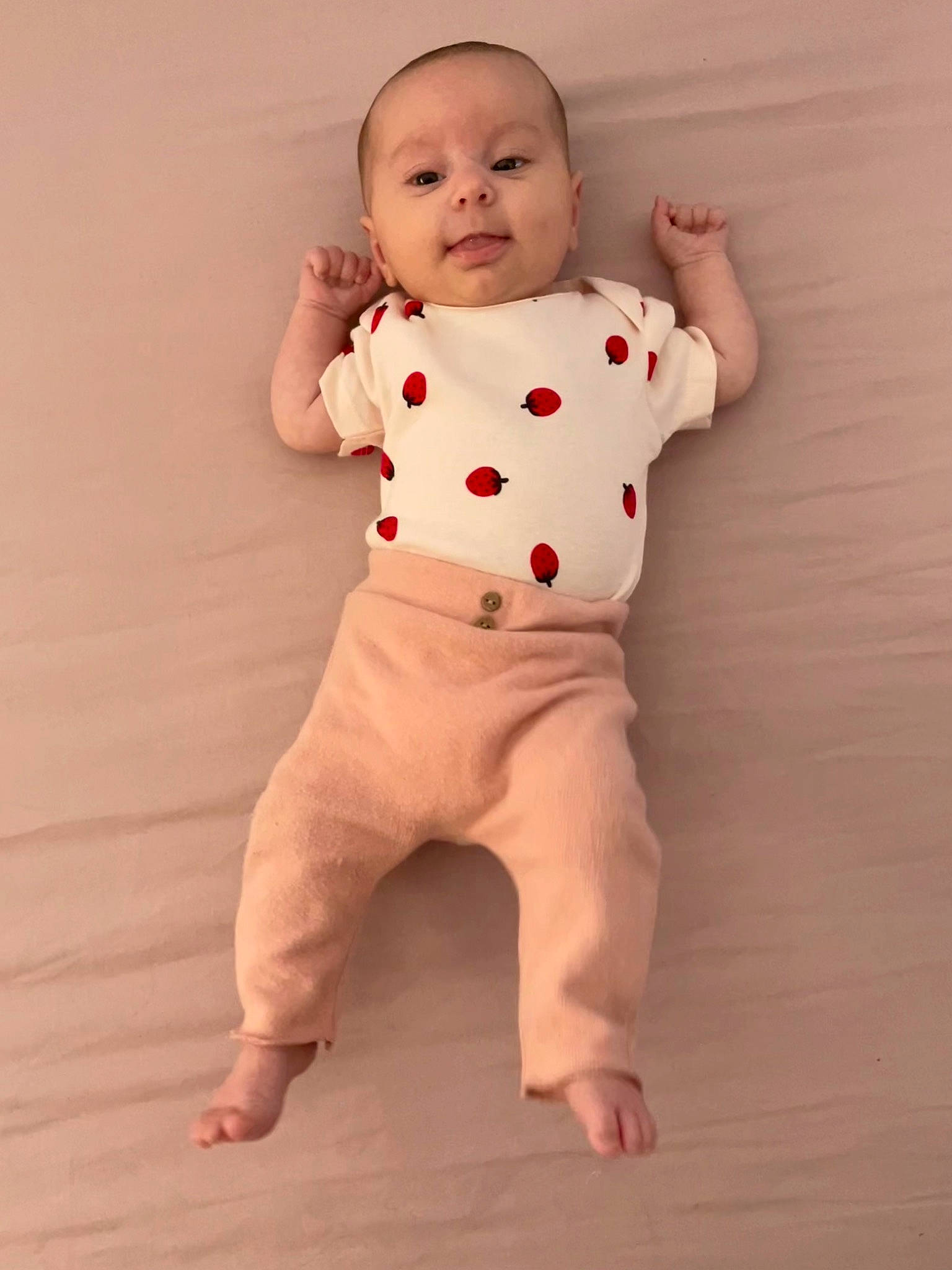 Valentina a rejoint le concours — aidez-le/la à gagner de superbes lots ! arm, baby, baby_toddler_clothing, collar, dress_shirt, eye, face, finger, gesture, hand, happy, head, human_body, leg, pattern, person, skin, sleeve, standing, t_shirt
