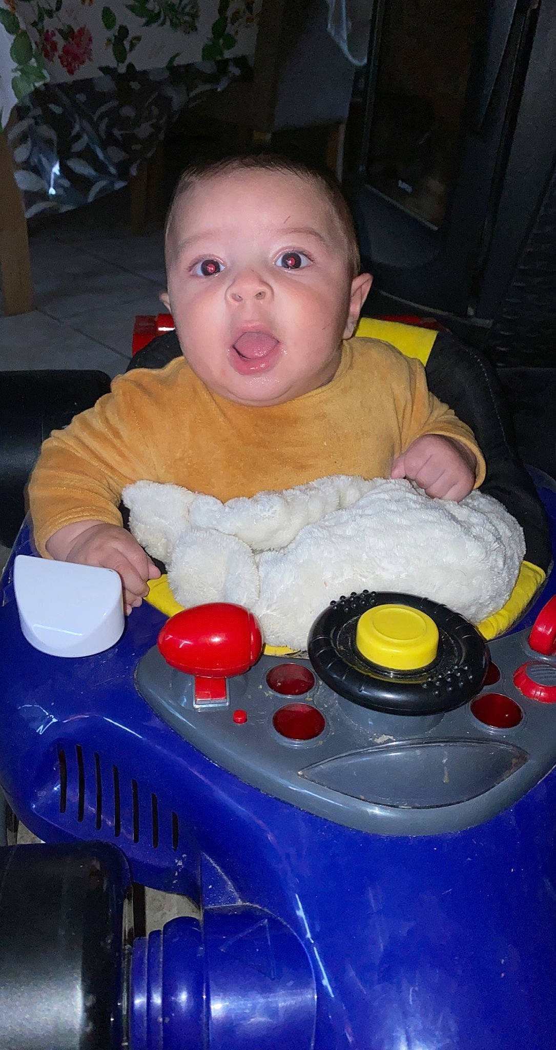 Kassim a rejoint le concours — aidez-le/la à gagner de superbes lots ! baby, baby_products, baby_toddler_clothing, baby_toys, chair, child, comfort, eye, fun, gas, head, human_body, organ, person, plastic, plastic_bottle, play, product, sitting, surprise