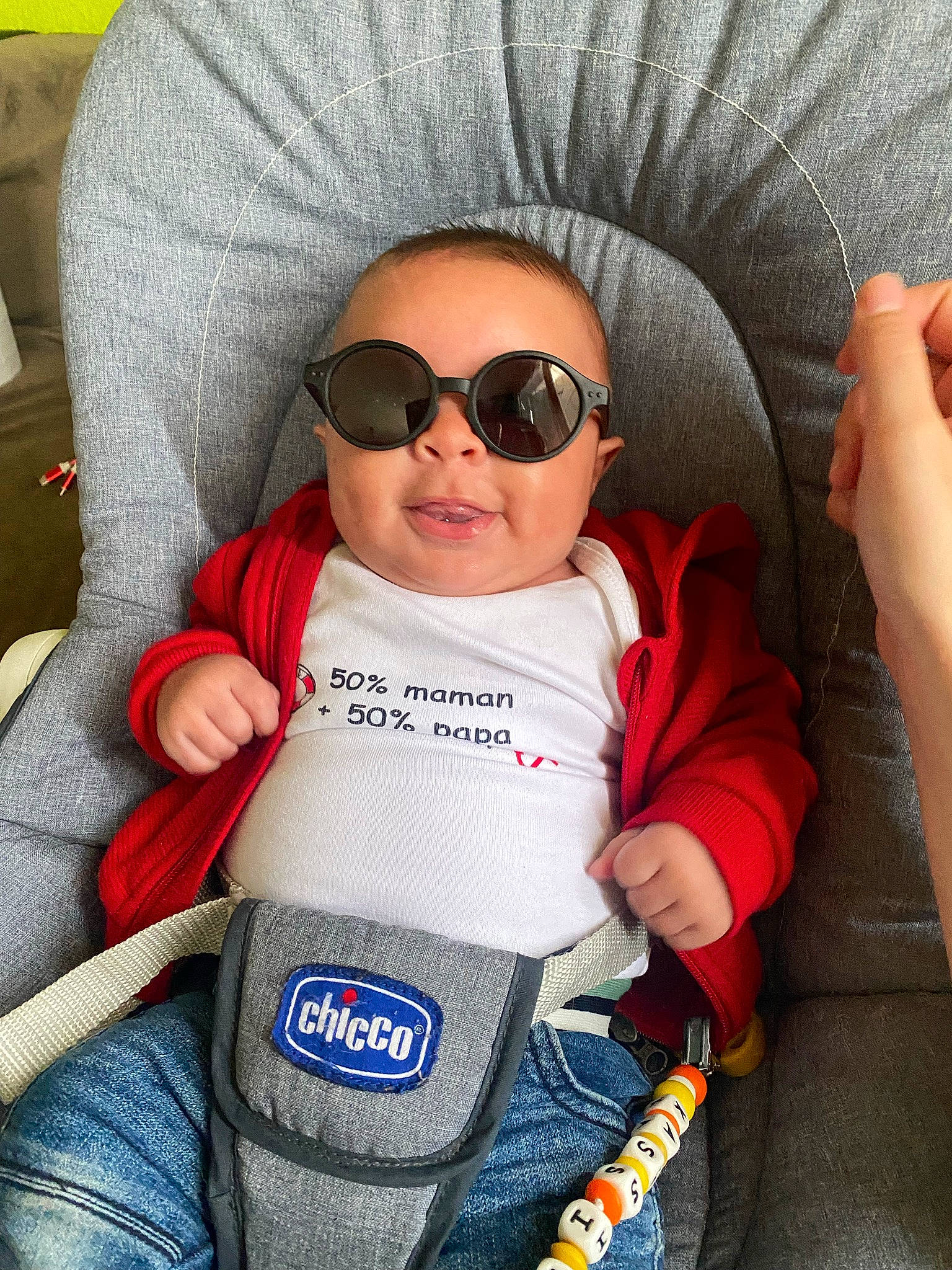 Kassim participe au concours pour gagner de l'argent avec cette photo : baby, baby_toddler_clothing, car_seat, cheek, comfort, cool, eyewear, face, facial_expression, finger, glasses, goggles, head, mouth, outerwear, person, product, sleeve, sunglasses, textile