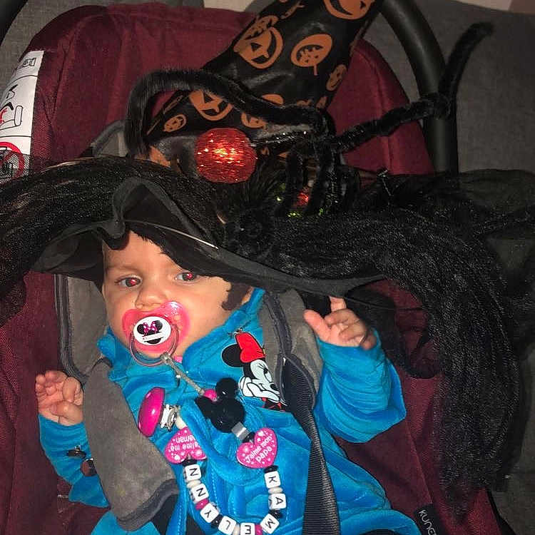 Kamélynn a rejoint le concours — aidez-le/la à gagner de superbes lots ! cosplay, costume, costume_hat, entertainment, event, fedora, fictional_character, fun, fur, glove, hat, headgear, mask, masque, performing_arts, public_event, sun_hat, theatrical_property, tie, tradition