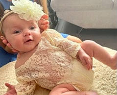 Kamélynn a rejoint le concours — aidez-le/la à gagner de superbes lots ! baby, baby_toddler_clothing, cheek, child, comfort, ear, fashion_accessory, finger, gesture, hair_accessory, happy, headpiece, nail, person, sitting, skin, sleeve, smile, thumb, toddler