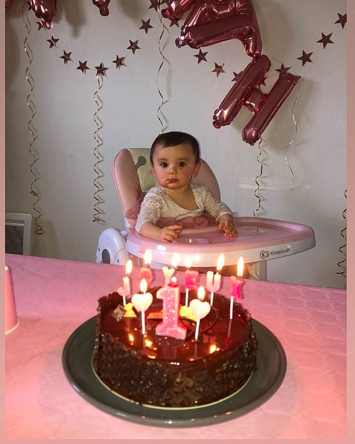 Maliya participe au concours pour gagner de l'argent avec cette photo : baked_goods, birthday, birthday_cake, birthday_candle, cake, cake_decorating, cake_decorating_supply, candle, dessert, face, food, head, magenta, person, pink, purple, sugar_cake, sweetness, table, toddler