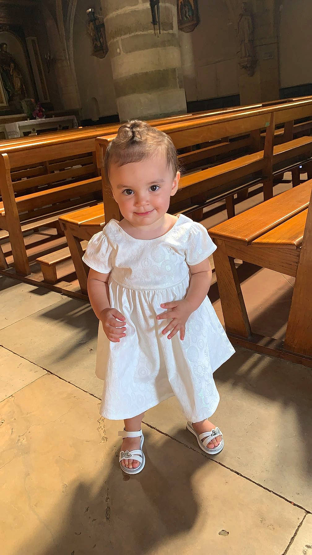 Maliya participe au concours pour gagner de l'argent avec cette photo : baby_toddler_clothing, bench, chair, child, event, flash_photography, floor, flooring, fun, happy, hardwood, human_leg, joy, leisure, person, sandal, sitting, skin, smile, sock