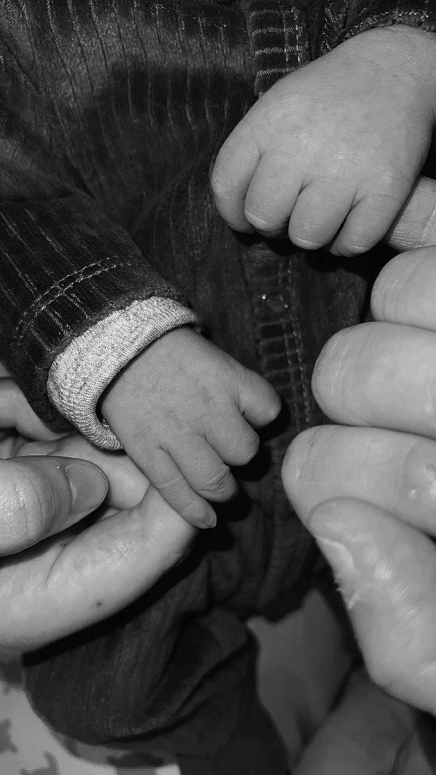 Xavy participe au concours pour gagner de l'argent avec cette photo : baby, hands, fingers, black_and_white, close_up, infant, grip, skin, adult, contrast, clothing, texture, bond, love, touch, wrinkles, nails, soft, tiny, family