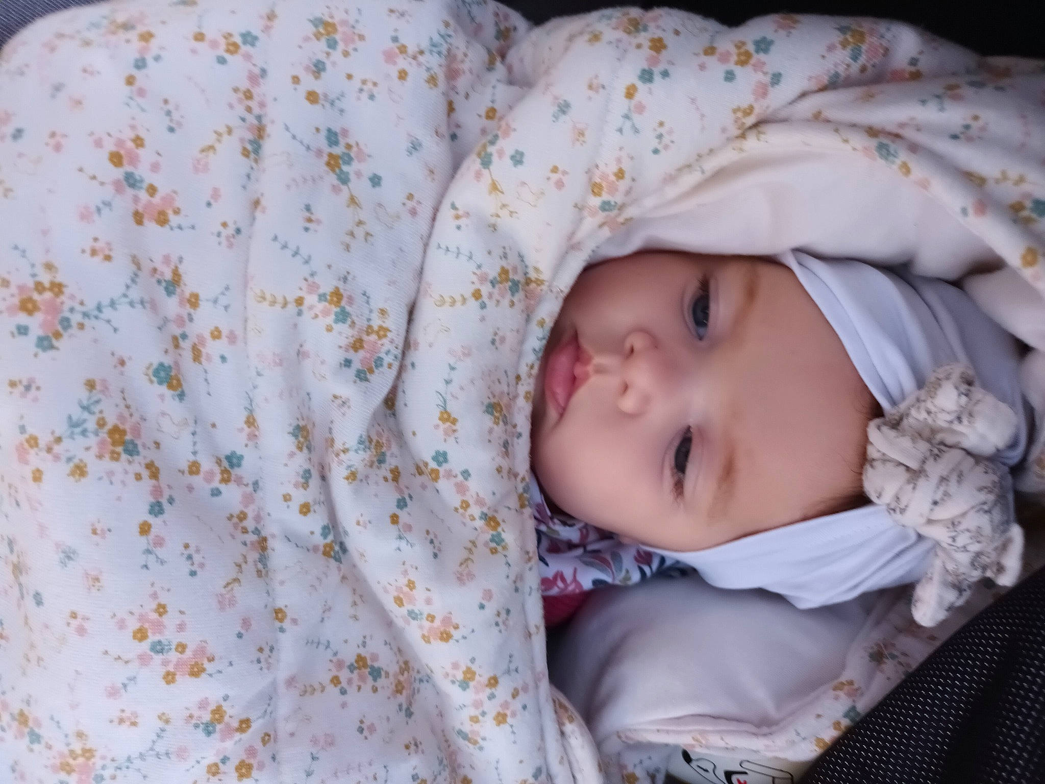 Paola a rejoint le concours — aidez-le/la à gagner de superbes lots ! baby, baby_products, baby_toddler_clothing, cheek, child, comfort, grass, hat, headwear, iris, linens, lip, pattern, person, portrait_photography, skin, sleeve, textile, toddler