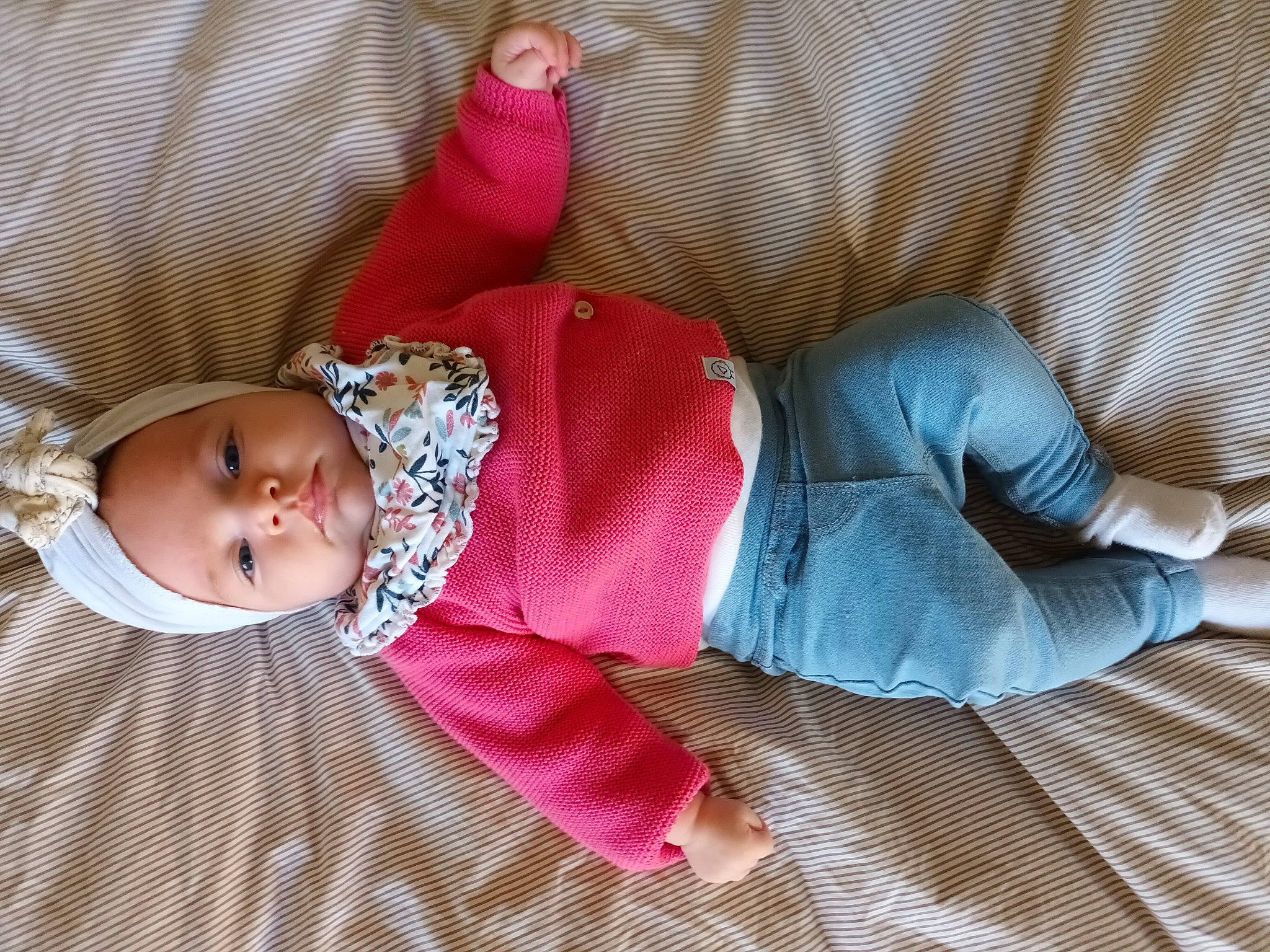 Paola a rejoint le concours — aidez-le/la à gagner de superbes lots ! baby, baby_toddler_clothing, beauty, child, comfort, couch, flooring, headwear, human_body, leg, linens, magenta, mammal, person, pink, product, room, sitting, sleeve, sock