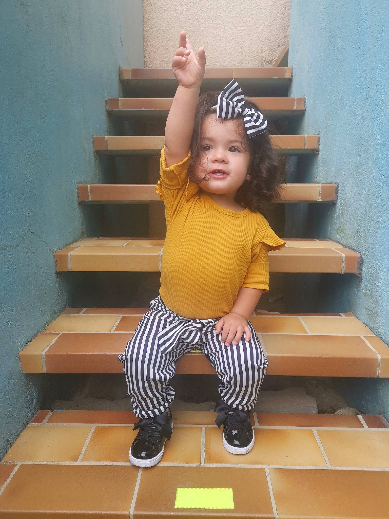 Nina a rejoint le concours — aidez-le/la à gagner de superbes lots ! baby_toddler_clothing, elbow, eyewear, finger, flooring, happy, human_body, joint, knee, leg, person, shoe, shoulder, sleeve, smile, sportswear, stairs, t_shirt, thigh, waist