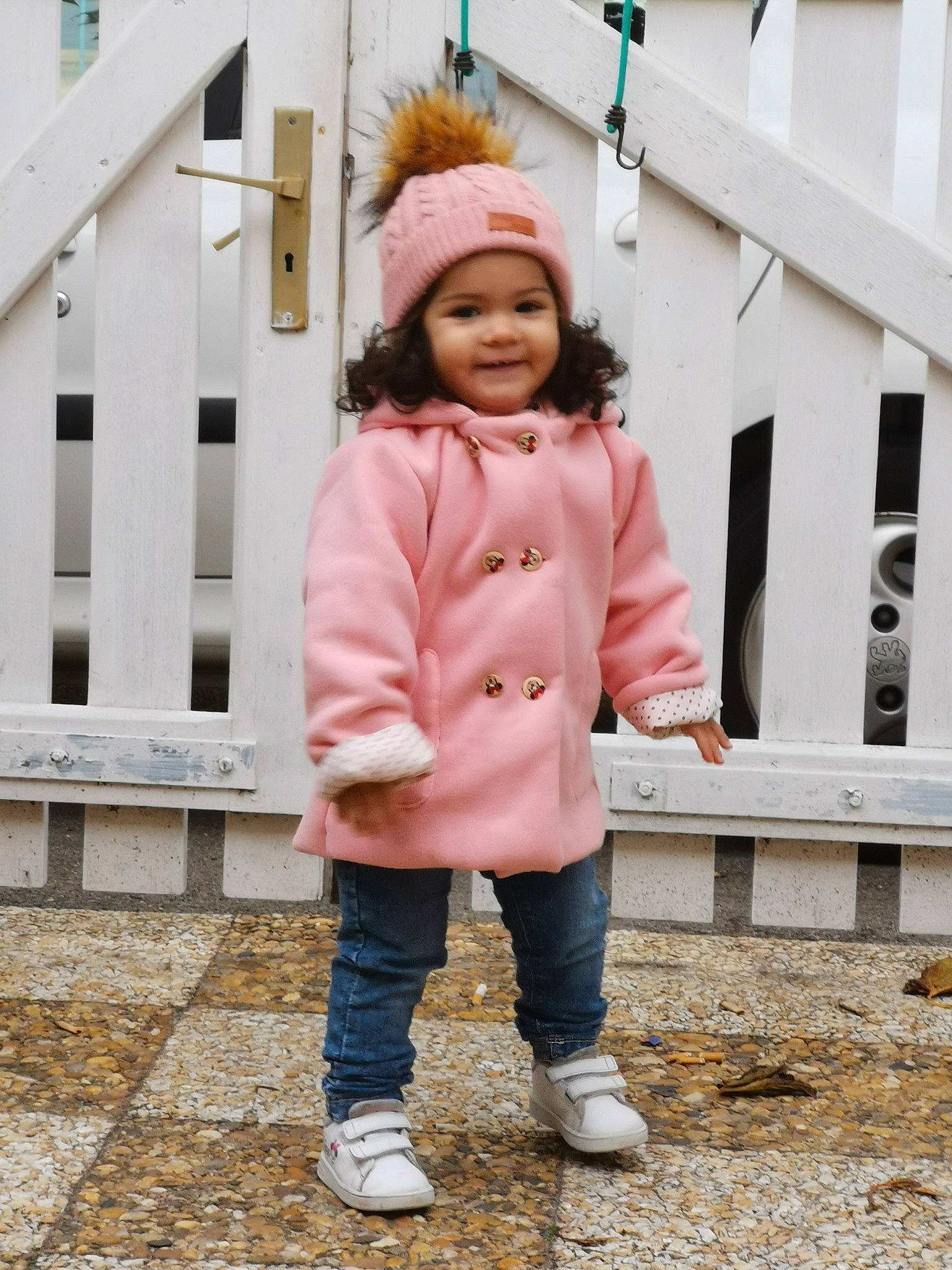 Nina participe au concours pour gagner de l'argent avec cette photo : cap, denim, fashion_design, freezing, fun, happy, headgear, headwear, jacket, joy, leisure, pattern, person, shoe, sleeve, smile, sneakers, standing, street_fashion, toddler
