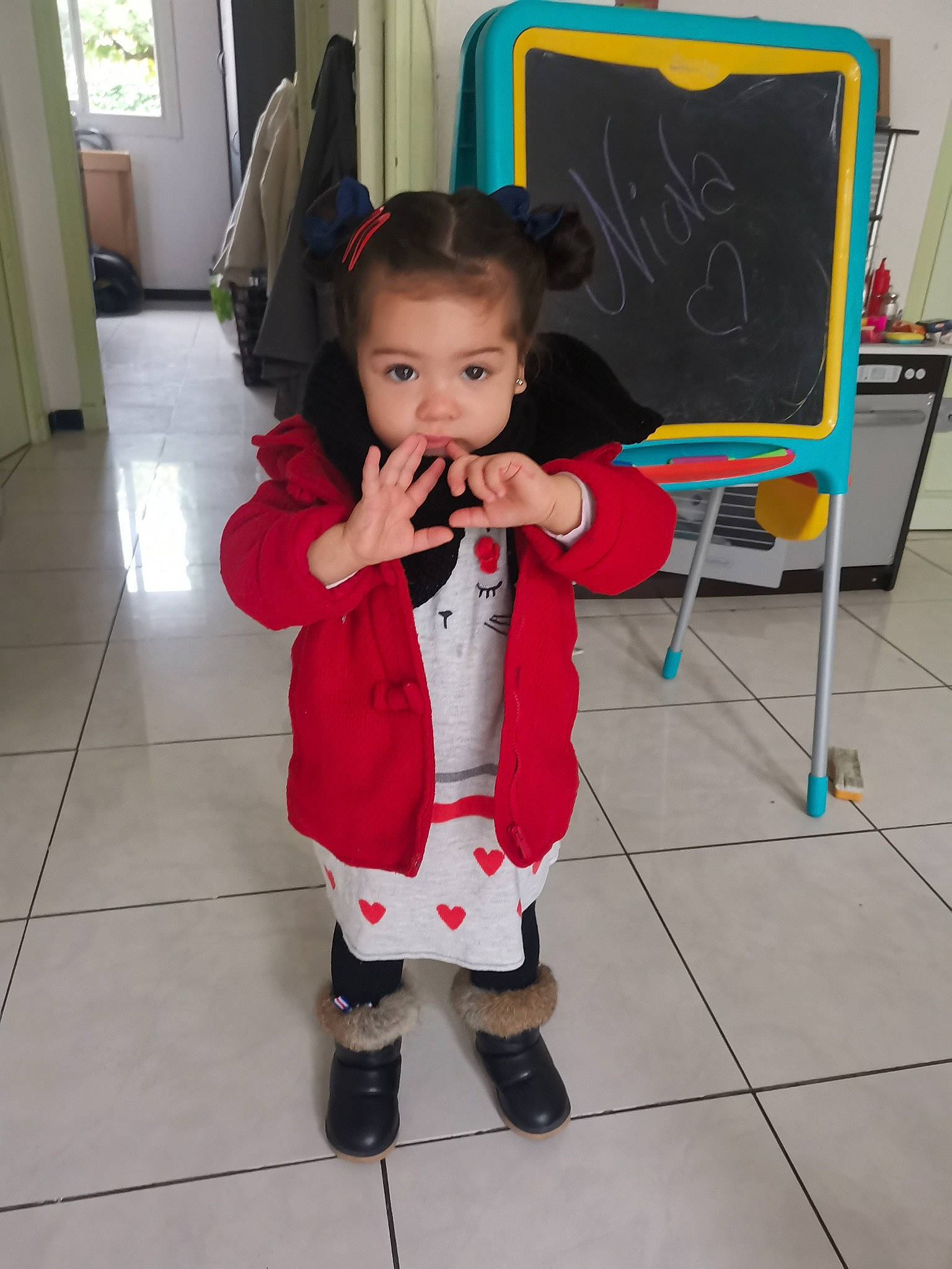 Nina a rejoint le concours — aidez-le/la à gagner de superbes lots ! baby, baby_toddler_clothing, blackboard, chair, child, curtain, door, easel, event, face, flooring, fun, hair, hand, human_body, pattern, person, shoe, sleeve, toddler