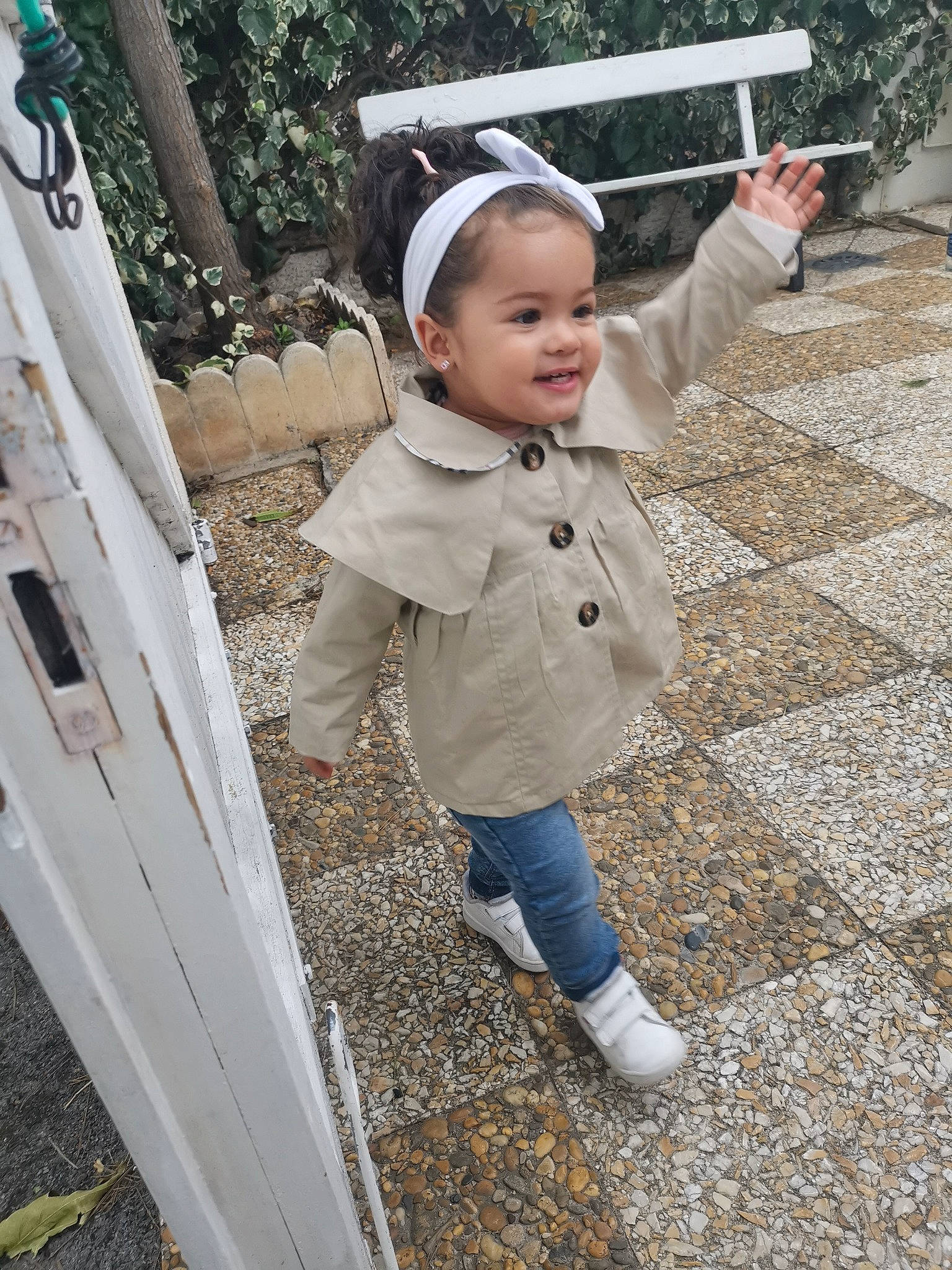 Nina a rejoint le concours — aidez-le/la à gagner de superbes lots ! baby_toddler_clothing, child, fashion_accessory, fun, grass, happy, jacket, leaf, leisure, people_in_nature, person, plant, play, recreation, road_surface, smile, soil, standing, toddler, tree