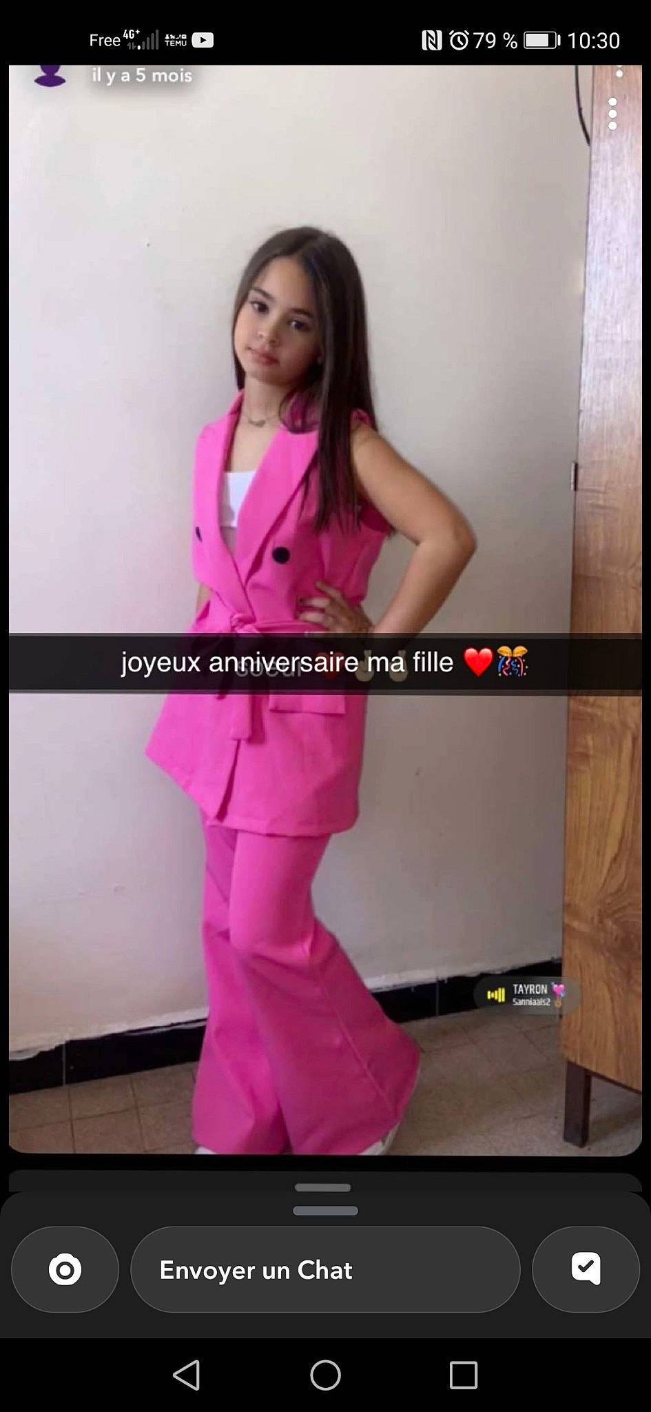 Elyssa a rejoint le concours — aidez-le/la à gagner de superbes lots ! abdomen, advertising, belt, blazer, collar, display_device, electric_blue, fashion_accessory, fashion_design, fashion_model, formal_wear, gadget, human_leg, knee, magenta, person, purple, sleeve, sportswear, thigh