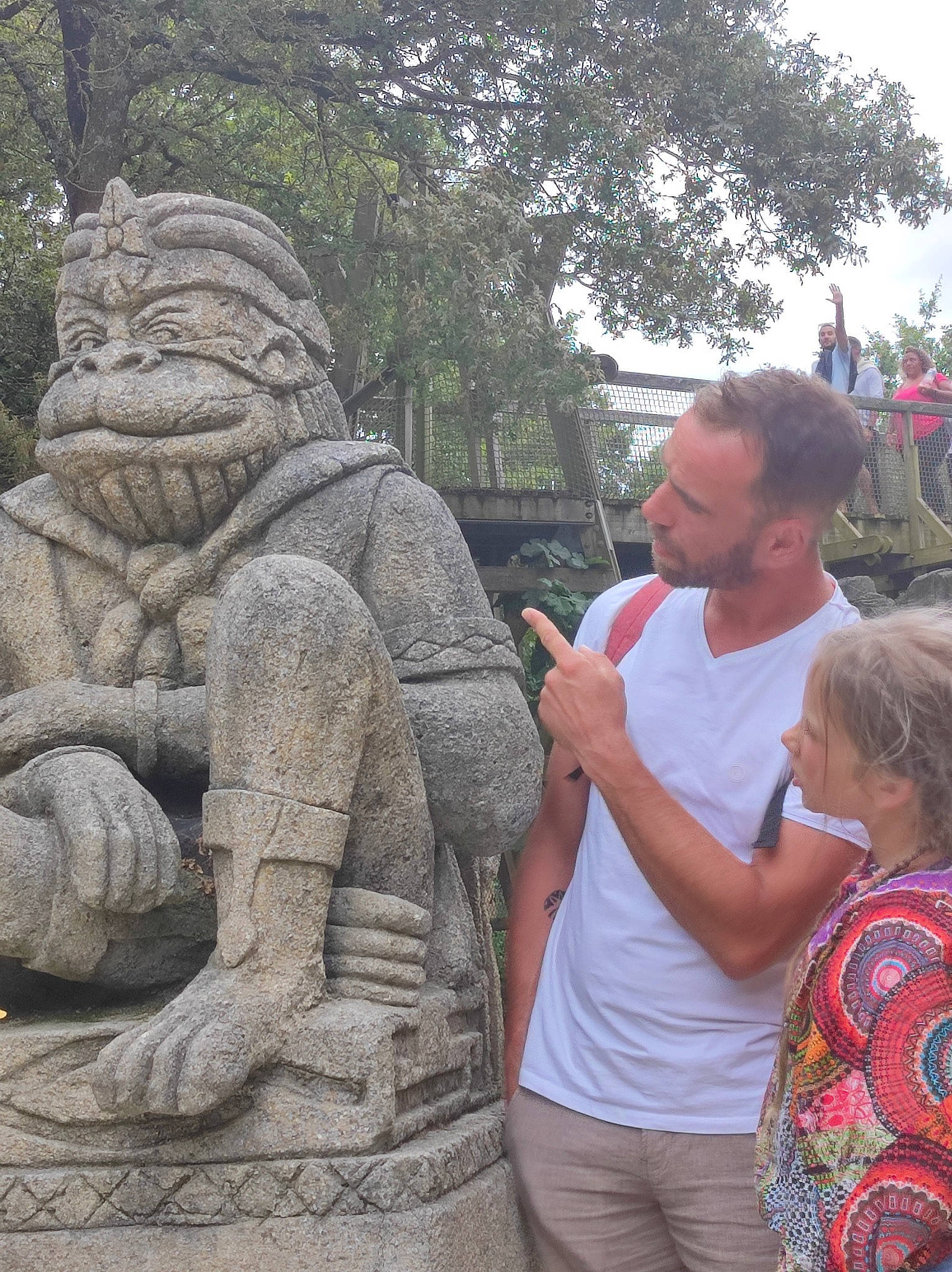 Louisa a rejoint le concours — aidez-le/la à gagner de superbes lots ! ancient_history, art, artifact, carving, classical_sculpture, event, lawn_ornament, leisure, monument, person, plant, recreation, rock, sculpture, shorts, statue, t_shirt, temple, tree, trunk