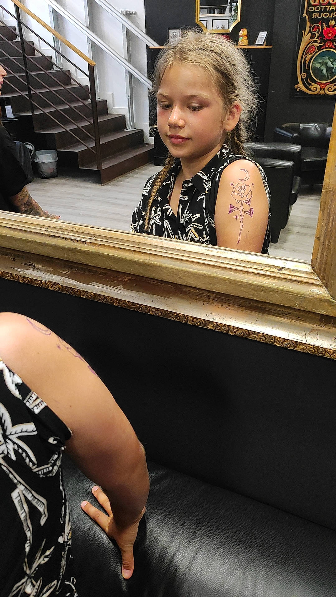 Louisa participe au concours pour gagner de l'argent avec cette photo : automotive_design, blond, brown_hair, eyewear, fashion, fashion_design, flash_photography, flooring, formal_wear, fun, hair, hairstyle, human_leg, jewellery, leisure, person, personal_luxury_car, public_transport, sitting, travel