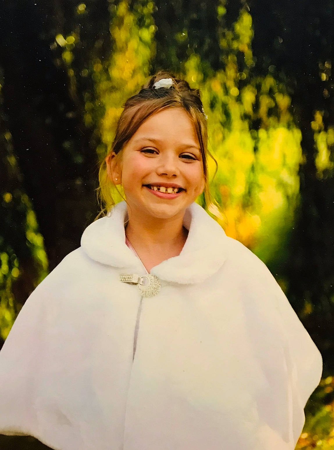 Louisa a rejoint le concours — aidez-le/la à gagner de superbes lots ! blond, brown_hair, child, eye, flash_photography, fun, gesture, grass, happy, joy, laugh, leisure, lip, people_in_nature, person, plant, sleeve, smile, spring, sunglasses
