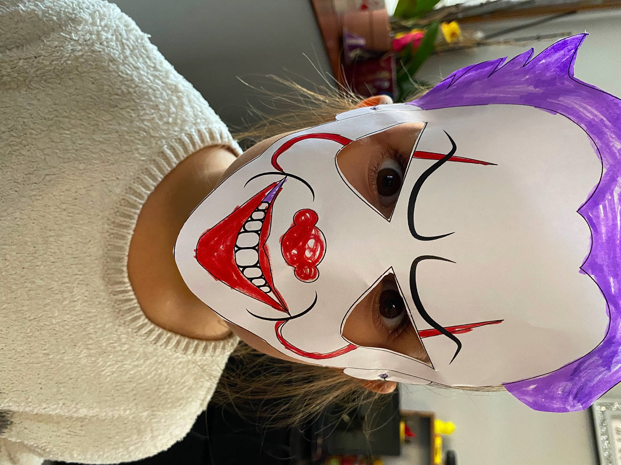 Iliana a rejoint le concours — aidez-le/la à gagner de superbes lots ! bangs, carmine, chest, costume_hat, elbow, eyelash, eyewear, fashion_accessory, flesh, hat, hime_cut, human_leg, jewellery, mouth, nail, person, personal_protective_equipment, textile, trunk, wig