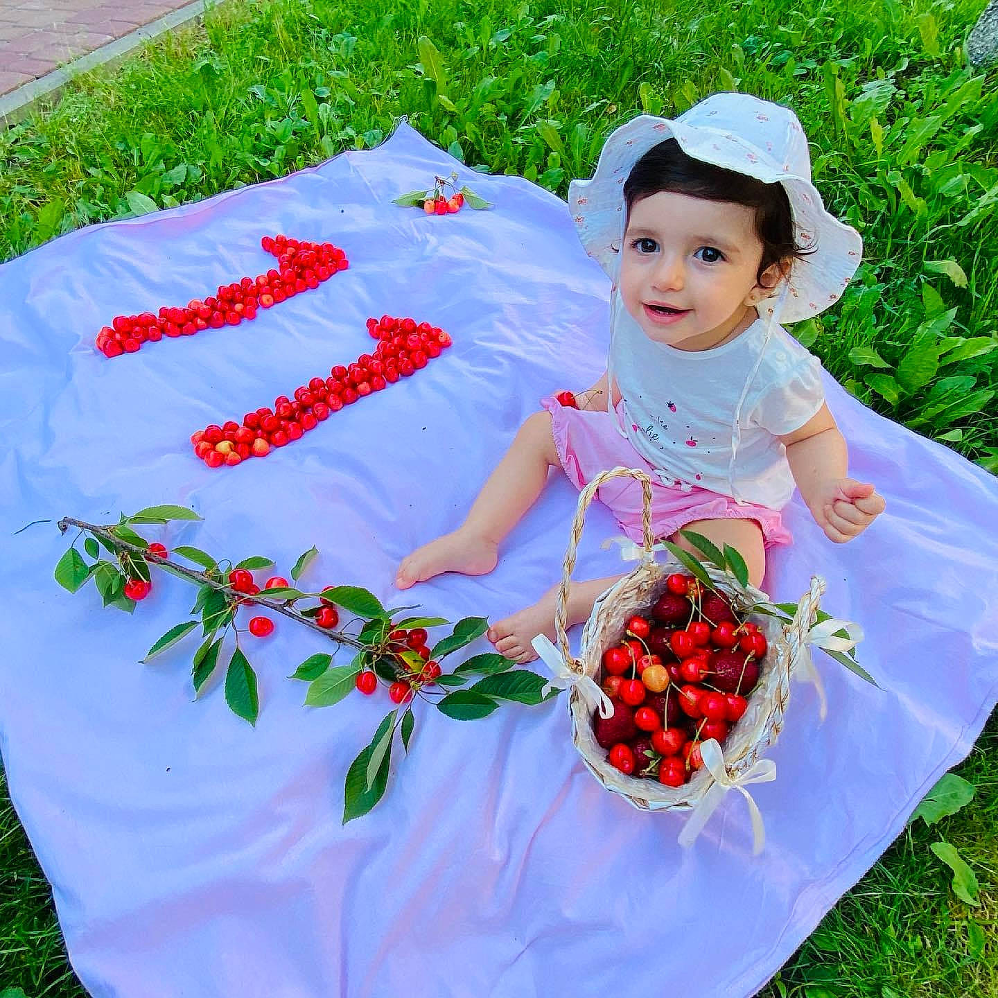 Nare participe au concours pour gagner de l'argent avec cette photo : baby, baby_toddler_clothing, dress, flower, grass, green, happy, hat, headwear, jeans, leaf, pattern, people_in_nature, person, petal, plant, product, sleeve, summer, t_shirt