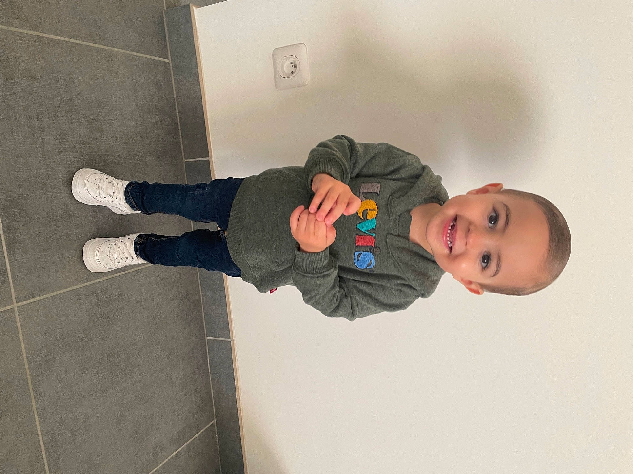 Elyèsse a rejoint le concours — aidez-le/la à gagner de superbes lots ! baby, baby_toddler_clothing, ceiling, child, concrete, elbow, flooring, fun, joy, knee, outdoor_shoe, person, room, sleeve, smile, sweatpant, t_shirt, toddler, walking_shoe