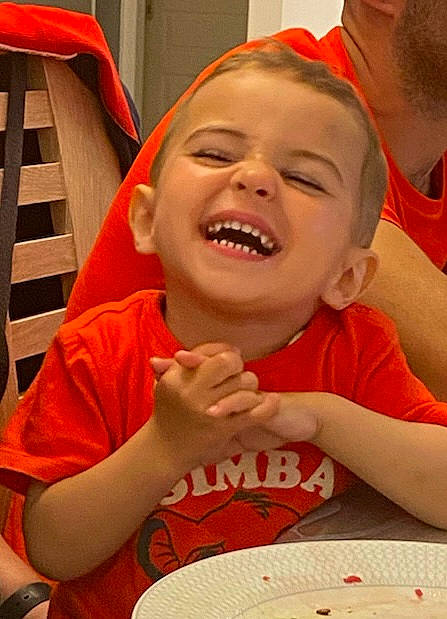 Elyèsse participe au concours pour gagner de l'argent avec cette photo : baby, baby_laughing, chair, cheek, child, comfort, event, finger, fun, gesture, happy, leisure, mouth, nose, orange, person, recreation, smile, thumb, toddler