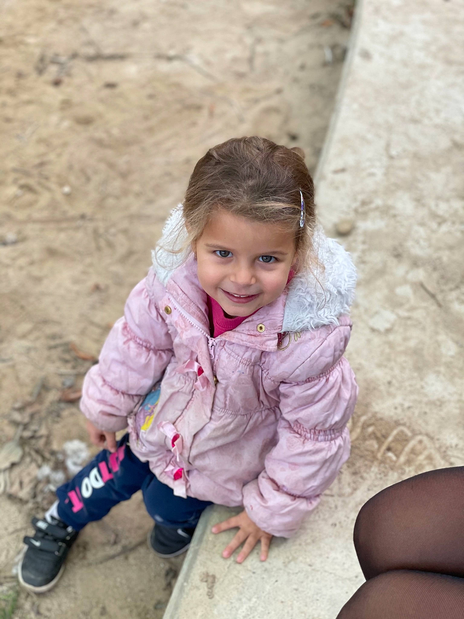 Elyssa a rejoint le concours — aidez-le/la à gagner de superbes lots ! child, face, flooring, fun, grass, happy, jacket, joy, leg, leisure, people, people_in_nature, person, pink, recreation, sitting, skin, smile, summer, toddler