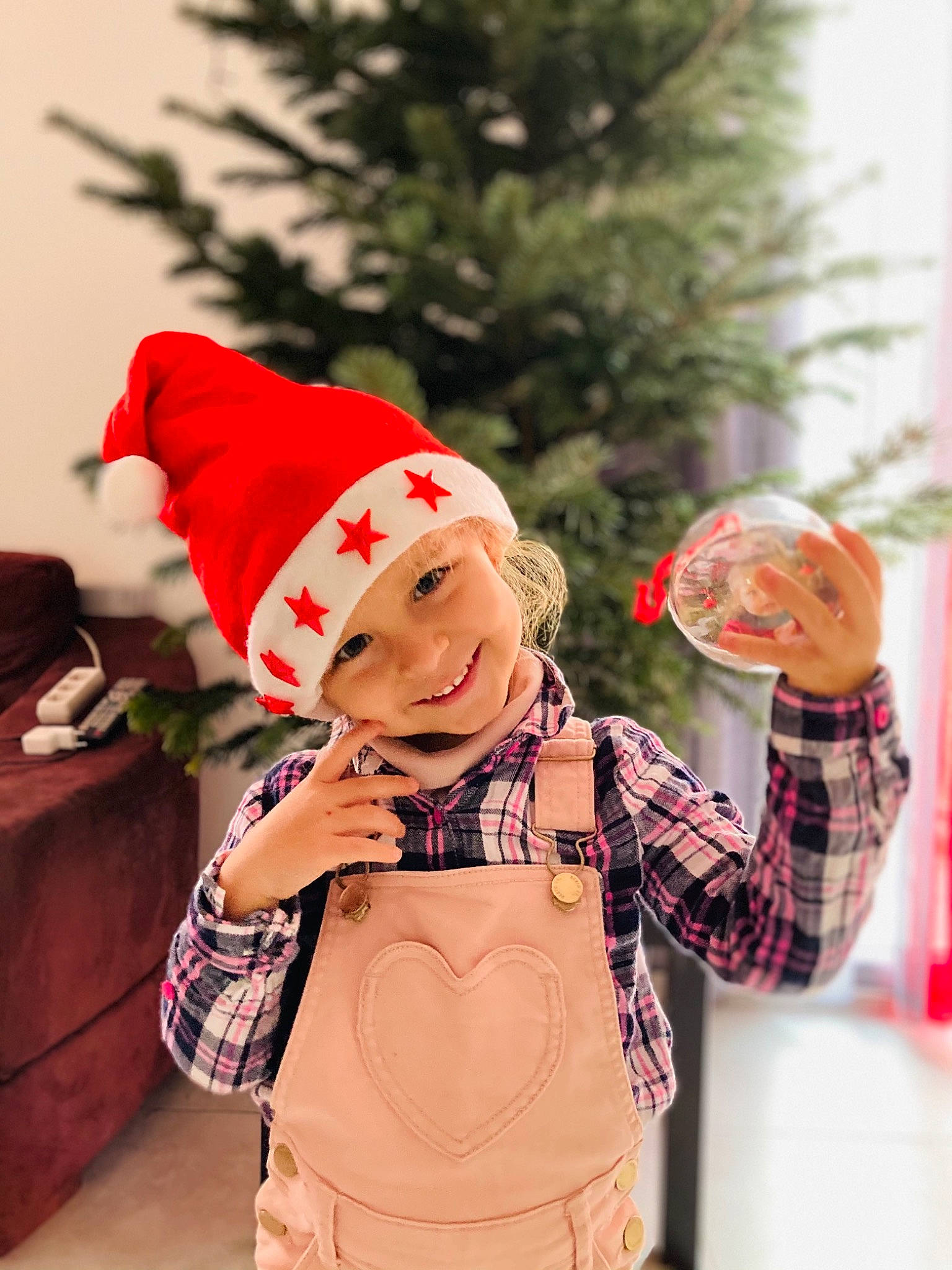 Elyssa a rejoint le concours — aidez-le/la à gagner de superbes lots ! carmine, child, christmas, christmas_ornament, conifer, costume_hat, event, fictional_character, fun, fur, happy, hat, headwear, holiday, holiday_ornament, joy, ornament, party_supply, peach, person