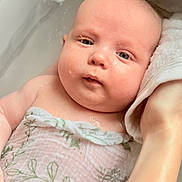 Elio a rejoint le concours — aidez-le/la à gagner de superbes lots ! baby, infant, face, skin, water, bath, towel, hand, blanket, expression, child, cute, newborn, portrait, soft, relaxation, comfort, indoors, closeup, person