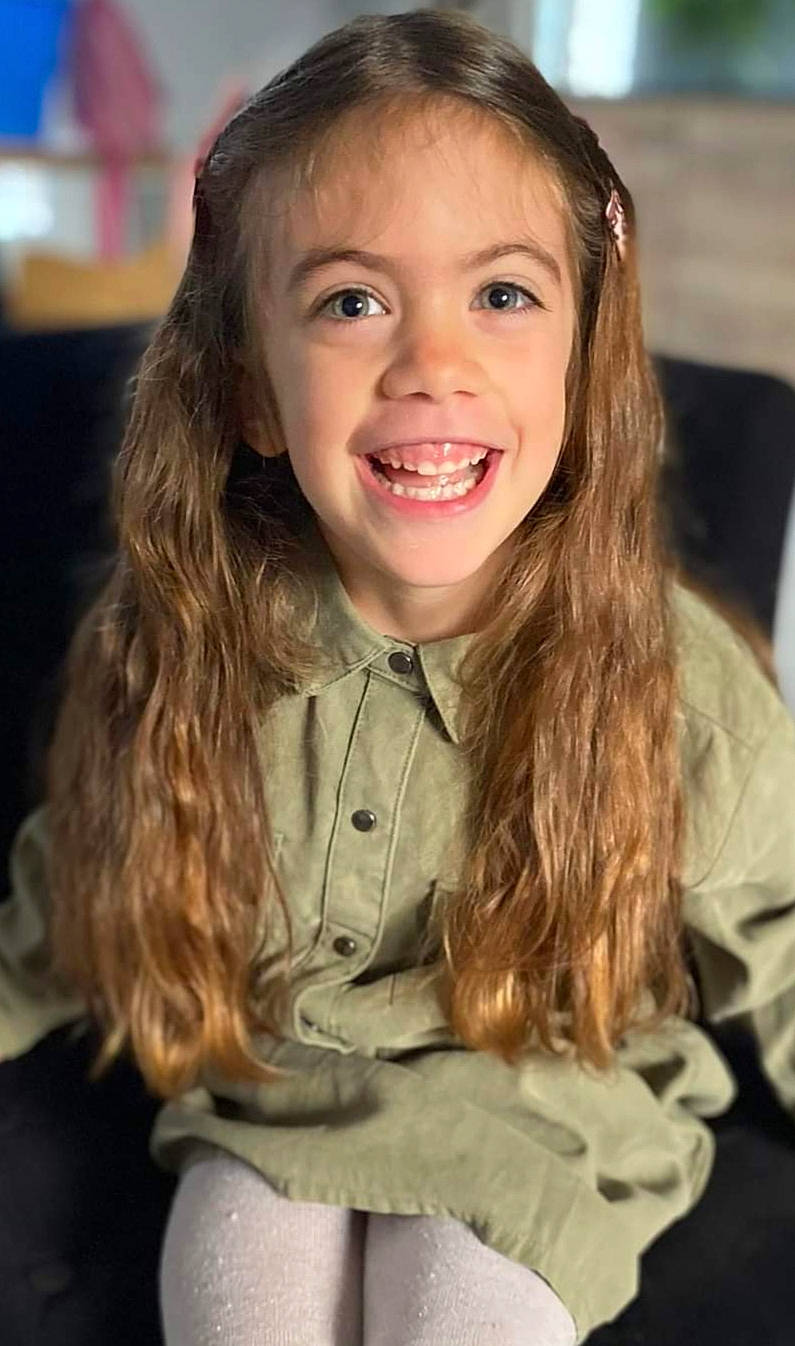 Elyana a rejoint le concours — aidez-le/la à gagner de superbes lots ! beauty, blond, brown_hair, cheek, child, chin, eye, eyebrow, flash_photography, fun, gesture, hairstyle, happy, human_body, iris, joy, lip, long_hair, nose, person